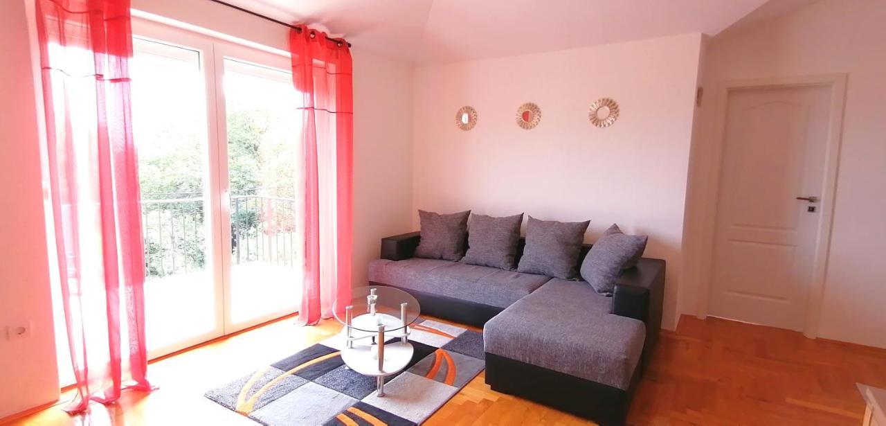 Apartment Cindy Ловран Екстериор снимка