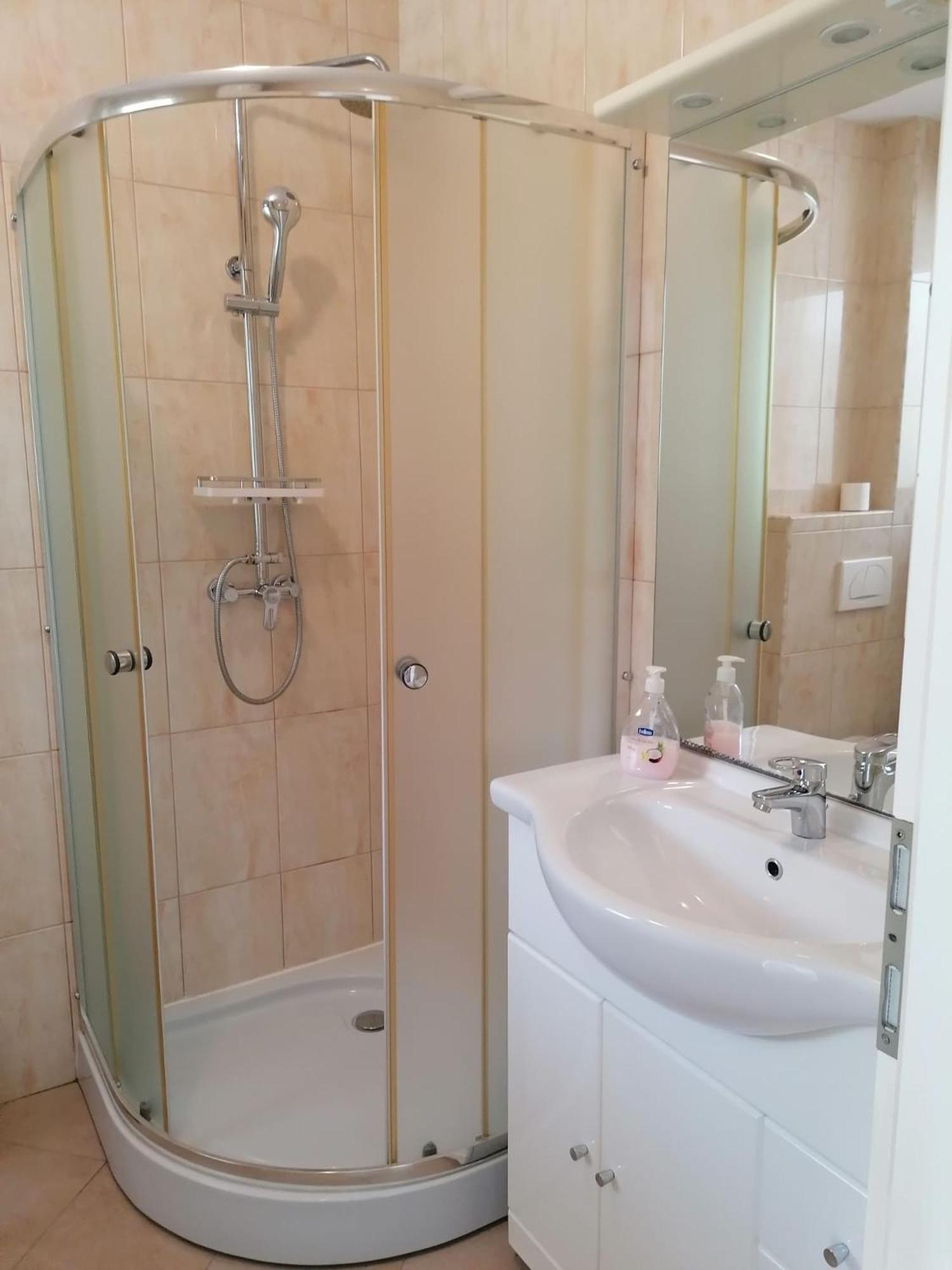 Apartment Cindy Ловран Екстериор снимка