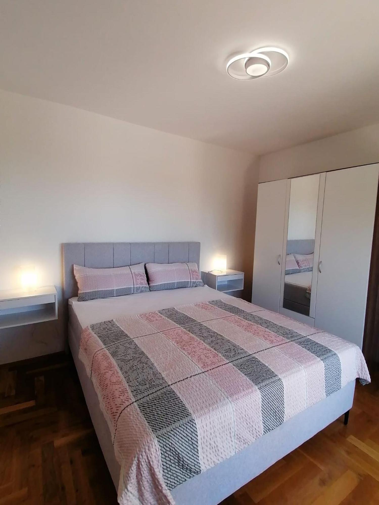 Apartment Cindy Ловран Екстериор снимка
