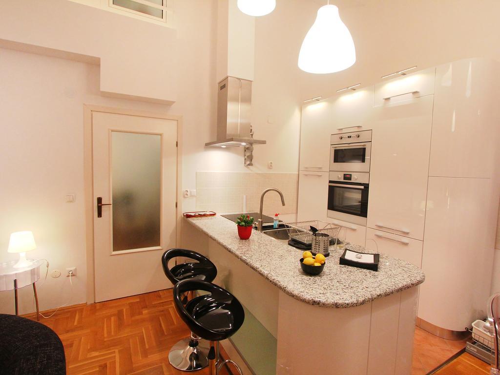 Apartment Cindy Ловран Екстериор снимка