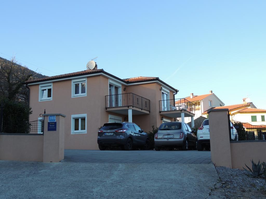 Apartment Cindy Ловран Екстериор снимка