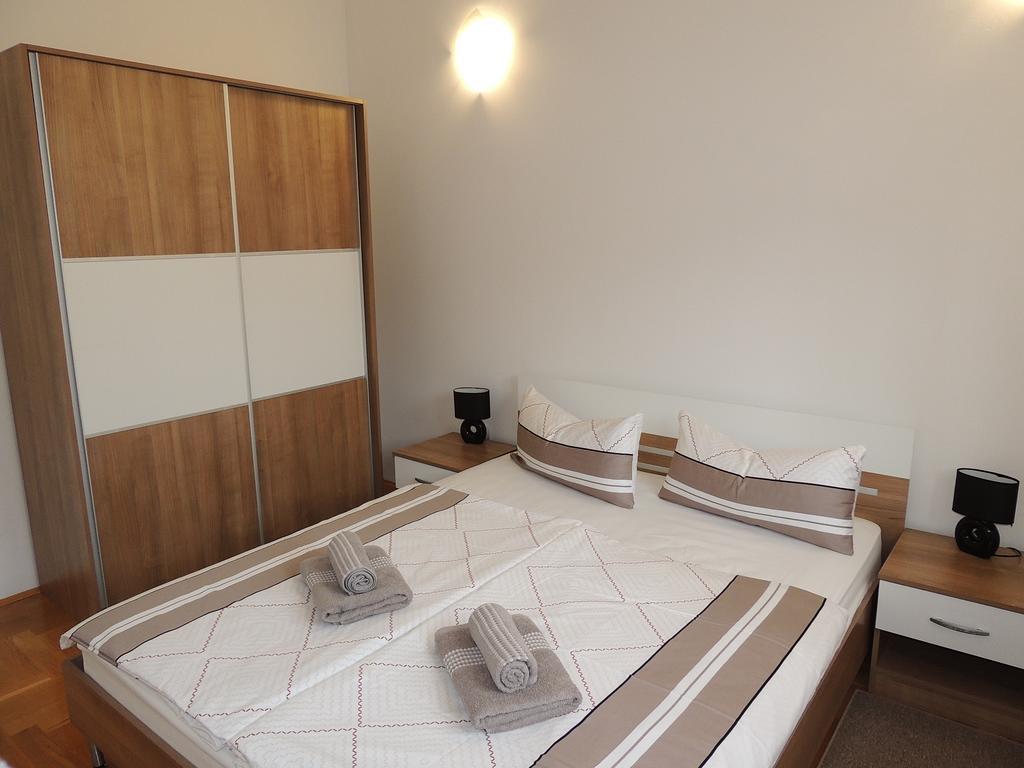 Apartment Cindy Ловран Екстериор снимка