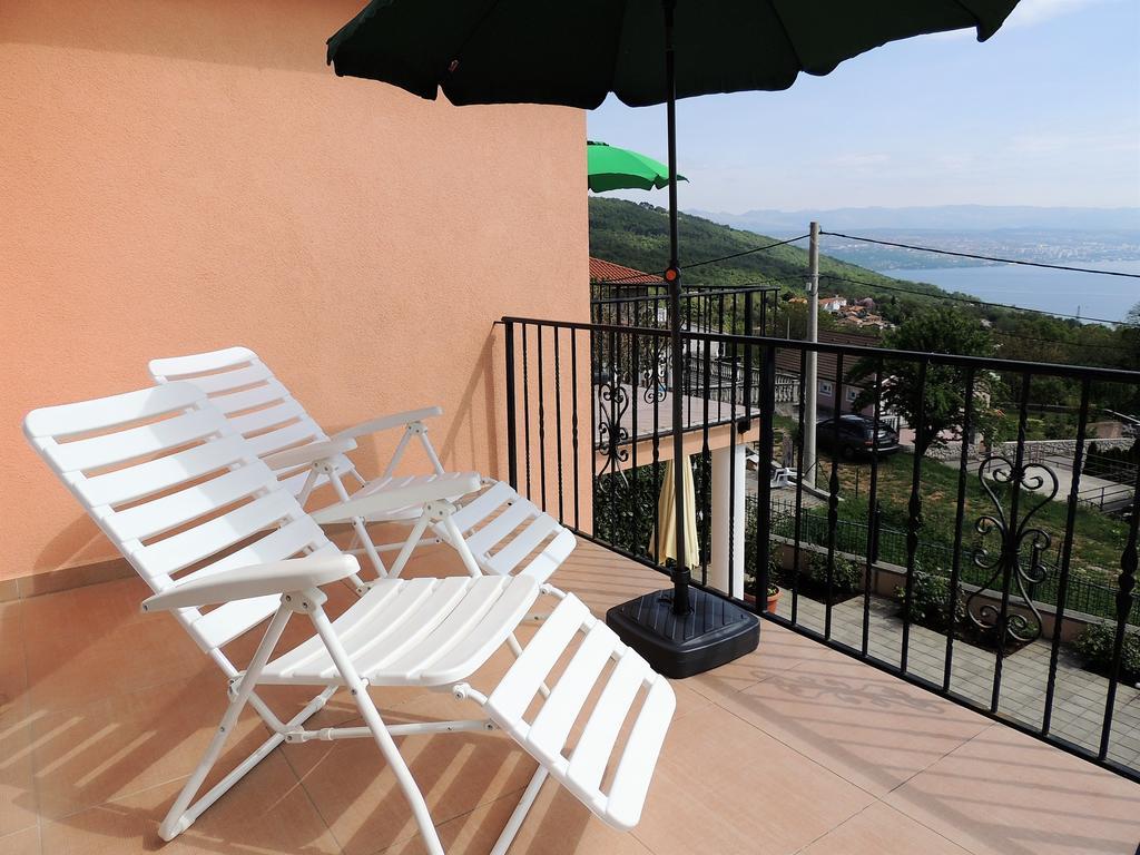 Apartment Cindy Ловран Екстериор снимка