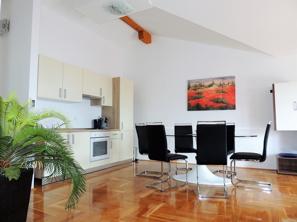 Apartment Cindy Ловран Екстериор снимка