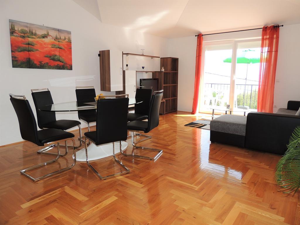 Apartment Cindy Ловран Екстериор снимка