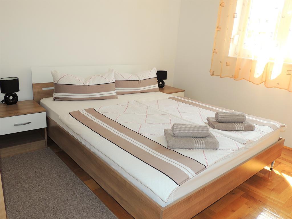 Apartment Cindy Ловран Екстериор снимка