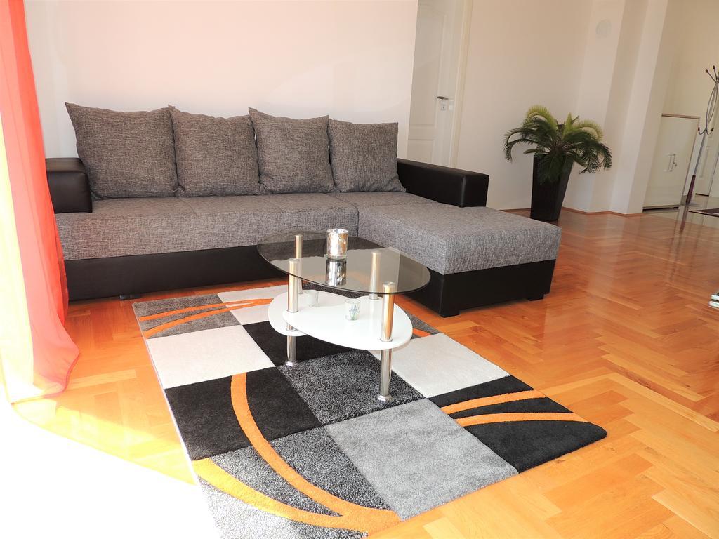 Apartment Cindy Ловран Екстериор снимка