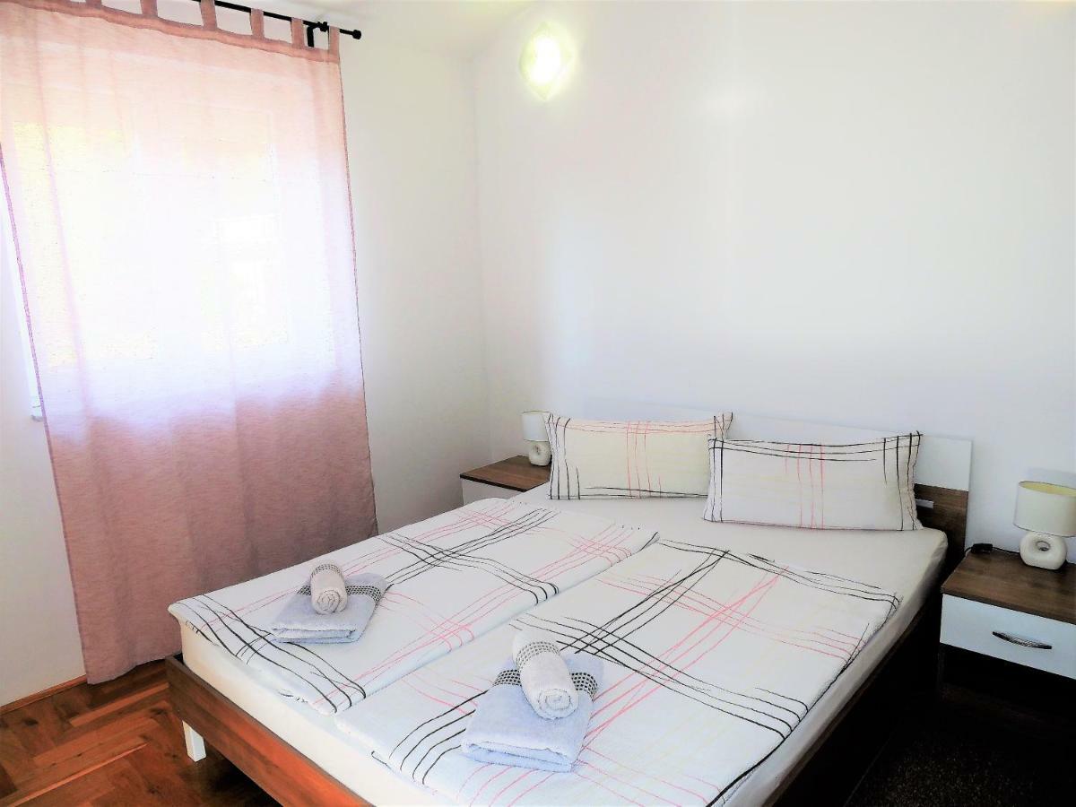 Apartment Cindy Ловран Екстериор снимка