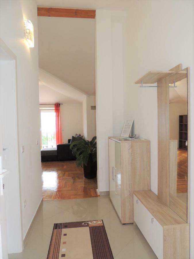 Apartment Cindy Ловран Екстериор снимка