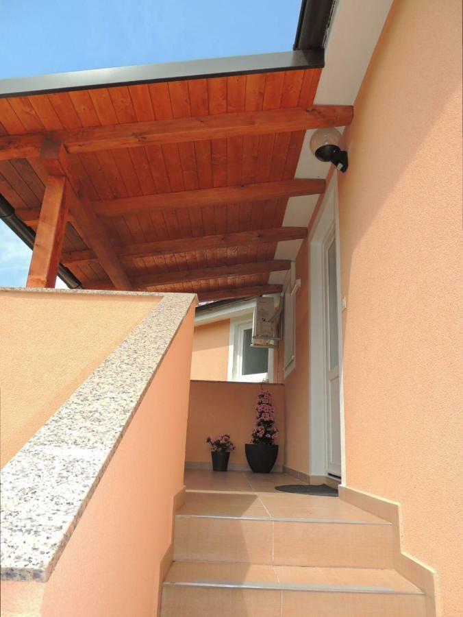 Apartment Cindy Ловран Екстериор снимка